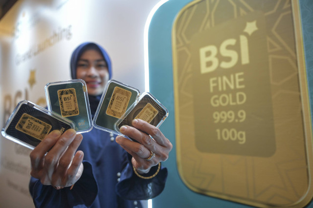 Seorang model menunjukkan replika emas batangan BSI saat peluncuran BSI Gold di Jakarta, Kamis (28/11/2024). Foto: Fauzan/ANTARA FOTO