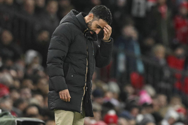 Pelatih Manchester United Ruben Amorim menundukan kepalanya pada pertandingan Liga Eropa di Old Trafford, Manchester, Inggris, Kamis (29/11/2024). Foto: Oli Scarff/AFP