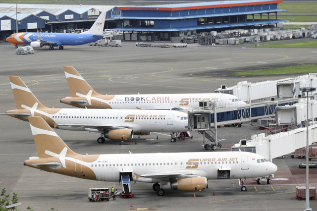 Petugas darat melakukan bongkar muat sebuah pesawat komersil di Bandara Soekarno Hatta, Tangerang, Banten, Kamis (28/11/2024). Foto: Muhammad Iqbal/ANTARA FOTO