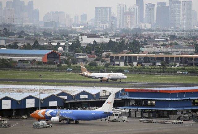 Aktivitas penerbangan terlihat di landasan pacu selatan di Bandara Soekarno Hatta, Tangerang, Banten, Kamis (28/11/2024). Foto: Muhammad Iqbal/ANTARA FOTO