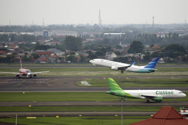 Aktivitas penerbangan terlihat di landasan pacu selatan di Bandara Soekarno Hatta, Tangerang, Banten, Kamis (28/11/2024). Foto: Muhammad Iqbal/ANTARA FOTO