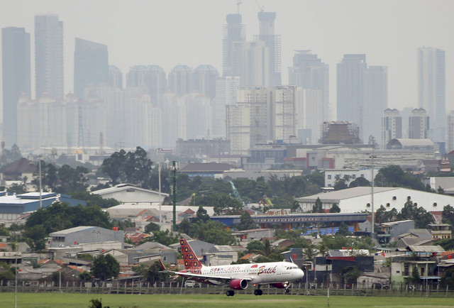 Aktivitas penerbangan terlihat di landasan pacu selatan di Bandara Soekarno Hatta, Tangerang, Banten, Kamis (28/11/2024). Foto: Muhammad Iqbal/ANTARA FOTO