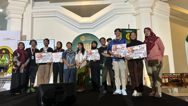 Simbolisasi penyerahan penghargaan kepada para pemenang sayembara puisi tema Siyaga pada pembukaan Festival Sastra Yogyakarta 2024, Kamis (28/11). Foto: Muhammad Hafiq/Pandangan Jogja