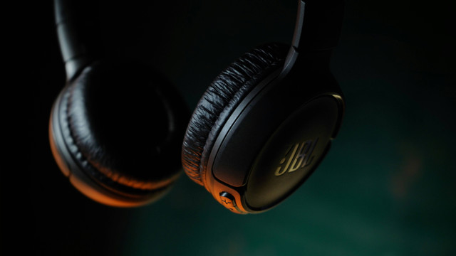 JBL adalah salah satu merek headphone yang dikenal dengan kualitas audionya. Foto: Unsplash.com