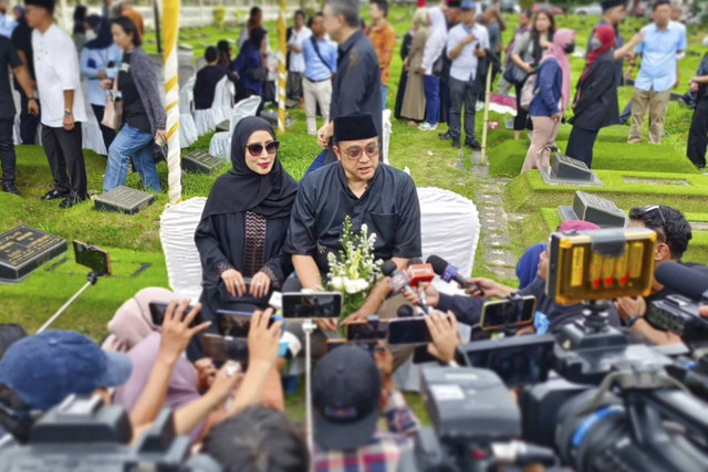 Dede Yusuf menyampaikan keterangan pers usai memamakamkan sang ibu yang meninggal dunia. Foto: Instagram/ @ddyusuf66