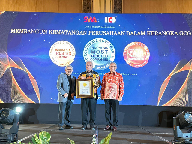 Direktur Utama Bank Sumsel Babel, Achmad Syamsudin, bersama jajaran saat menerima penghargaan "Trusted Company" dalam ajang Corporate Governance Perception Index (CGPI) 2024. (ist)