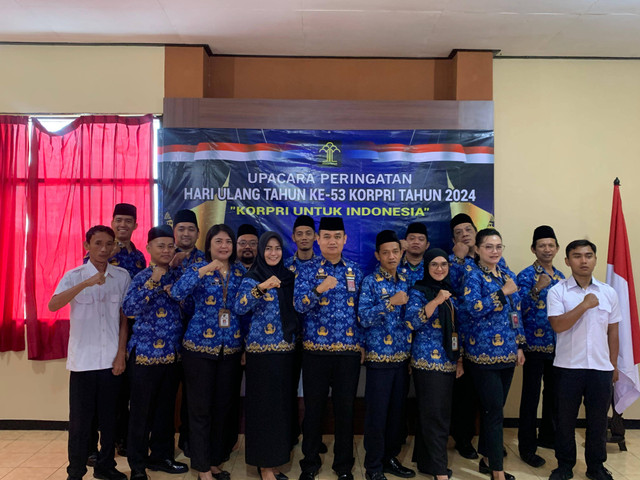 Rupbasan Blitar Melaksanakan Upacara Peringati HUT Korpri Ke-53Blitar - Jumat, 29 November 2024 Rupbasan Blitar Kanwil Kemenkumham Jatim melaksanakan Upacara Memperingati HUT Korpri Ke-53 yang diikuti oleh seluruh pegawai dan PPNPN. Dikarenakan sedang hujan deras, maka Upacara Peringatan Hari Korpri dilaksanakan di Aula Kantor Rupbasan Blitar. Meskipun demikian, Upacara tetap berlangsung dengan penuh semangat dan khidmat sekaligus menjadi momen penting untuk meneguhkan kembali semangat pengabdian dan dedikasi Aparatur Sipil Negara (ASN) dalam menjalankan tugas-tugas pelayanan kepada masyarakat, khususnya dalam konteks pelayanan di lingkungan Rupbasan.Upacara peringatan kali ini mengusung tema "KORPRI Untuk Indonesia", yang menggambarkan pentingnya sinergi dan kekompakan seluruh ASN dalam menghadapi tantangan pembangunan nasional. Bertindak sebagai inspektur upacara, Kepala Rupbasan Blitar dalam amanatnya membacakan sambutan Presiden Republik Indonesia menyampaikan 7 pesan yang menjadi pedoman Korpri yaitu memperkuat solidaritas dan kerja sama Korpri, mendorong inovasi dan efisiensi, memperkuat integritas dan disiplin, memastikan akses pangan sehat, mendukung ketahanan energi, menurunkan kemiskinan, dan menjaga netralitas dan loyalitas.Melalui semangat HUT ke-53 Korpri, berharap ASN dapat terus aktif memberikan pelayanan publik yang berkualitas, inovatif, dan berorientasi pada kemajuan bangsa, serta merefleksikan peran ASN dalam membangun Indonesia lebih baik.( Humas Rupbasan Kelas II Blitar Kanwil Kemenkumham Jawa Timur )#humaskemenkumhamjatim#HumasRupbasanBlitar#kemenkumhamri#RupbasanBlitarPastiWBBM#KemenkumhamJatim#KumhamSemakinPASTI#Rubbasanblitabersahabat #direkturjenderalpemasyarakatan#HUTKORPRI@kemenkumhamri@kumhamjatim@heniyuwono@hardi_bayu