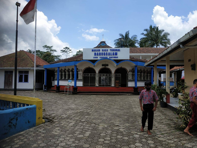 Nampak depan Masjid Darussalam Pekuncen. Sumber: Dokumen Pribadi