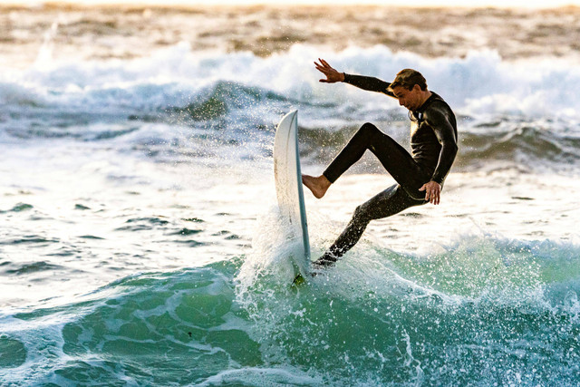 Ilustrasi Apakah surfing harus bisa berenang. Foto: Pexels.com/Guy Kawasaki