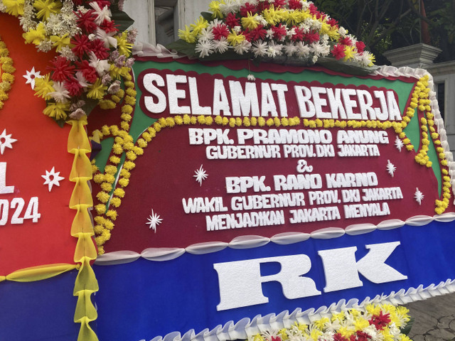 Sebuah karangan bunga bertuliskan 'RK' menghiasi Posko Tim Pemenangan Pasangan Pramono Anung dan Rano Karno di Jalan Cemara no 19, Jakarta Pusat, Jumat (29/11/2024).  Foto: Alya Zahra/kumparan 