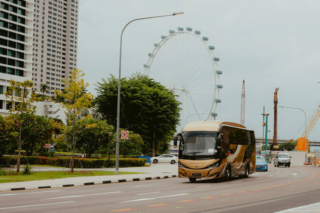 Bus Surabaya-Banyuwangi. Foto hanya ilustrasi, bukan tempat sebenarnya. Foto: dok. Unsplash/Jeyakumaran Mayooresan