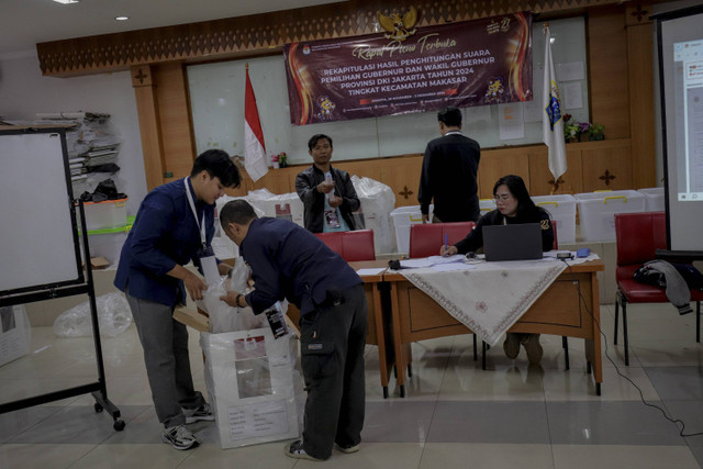 Petugas KPPS melaksanakan rekapitulasi hasil penghitungan suara Pemilihan Gubernur dan Wakil Gubernur DKI Jakarta tingkat kecamatan di Kantor Kecamatan Makasar, Jakarta Timur, Jumat (29/11/2024). Foto: Jamal Ramadhan/kumparan