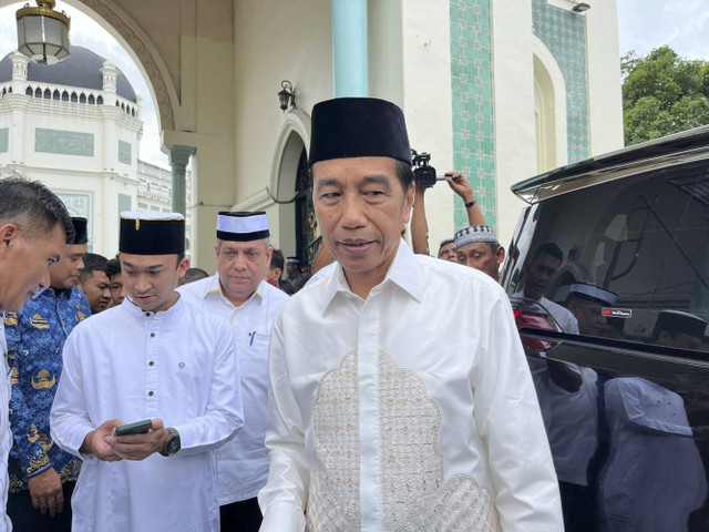 Presiden ke-7 RI Joko Widodo di Masjid Raya Al Mashun, Kota Medan, pada Jumat (29/11/2024).  Foto: Tri Vosa Fabiola Ginting/kumparan