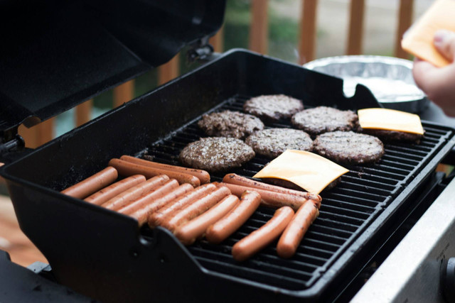 Tempat Nge-Grill di Malang. Foto Hanya Ilustrasi, Bukan Tempat Sebenarnya. Sumber Unsplah Pam Menegakis