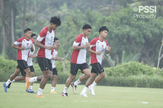 Sejumlah pemain Timnas Indonesia menjalani sesi pemusatan latihan di Training Center Bali United, Pantai Purnama, Gianyar, Bali, Jumat (29/11/2024). Foto: Dok. PSSI