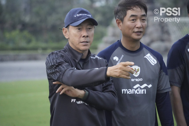 Pelatih Timnas Indonesia Shin Tae-yong menyampaikan intruksi kepada pemainnya saat sesi pemusatan latihan di Training Center Bali United, Pantai Purnama, Gianyar, Bali, Jumat (29/11/2024). Foto: Dok. PSSI