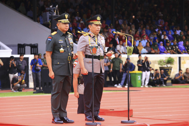 Kapolri Jenderal Listyo Sigit Prabowo dan Panglima TNI Jenderal Agus Subiyanto pimpin upacara Wisuda Prabhatar 2024 Akademi Kepolisian dan Akademi TNI di Lapangan Sapta Marga Akademi Militer Magelang, Jumat (29/11/2024).  Foto: Dok. Divisi Humas Polri