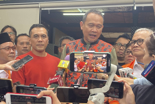 Ketua Tim Pemenangan Cagub dan Cawagub Jakarta nomor urut 3 Lies Hartono alias Cak Lontong menjawab pertanyaan awak media saat konferensi pers di Posko Tim Pemenangan Pramono-Rano, Jakarta Pusat, Jumat (29/11/2024).  Foto: Alya Zahra/kumparan 