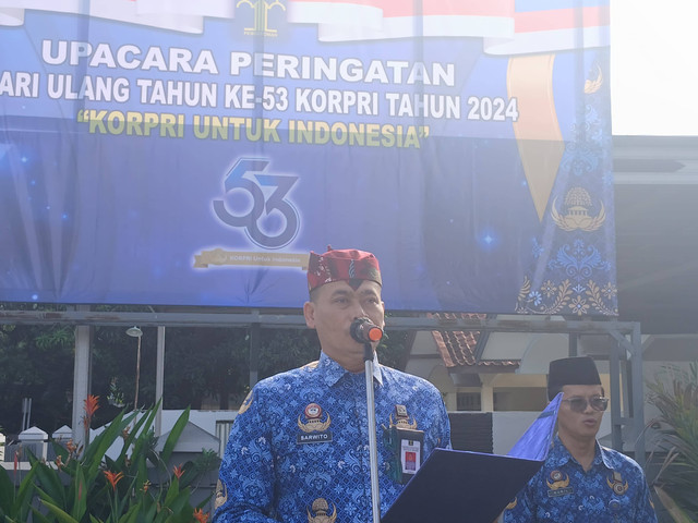 Kepala Bapas Semarang Sarwito saat membacakan amanat dalam Upacara Bendera HUT KORPRI ke 53 di Kantor Bapas Semarang