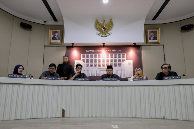 Pimpinan KPU Mochamad Afifudin didampingi sejumlah pimpinan KPU RI lainnya saat konferensi pers terkait pelaksanaan Pilkada Serentak 2024 di Kantor KPU Pusat, Jakarta, Jumat (29/11/2024). Foto: Jamal Ramadhan/kumparan