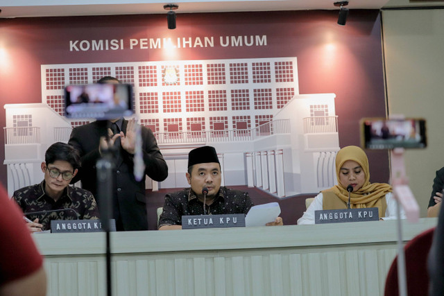 Pimpinan KPU Mochamad Afifudin didampingi sejumlah pimpinan KPU RI lainnya saat konferensi pers terkait pelaksanaan Pilkada Serentak 2024 di Kantor KPU Pusat, Jakarta, Jumat (29/11/2024). Foto: Jamal Ramadhan/kumparan