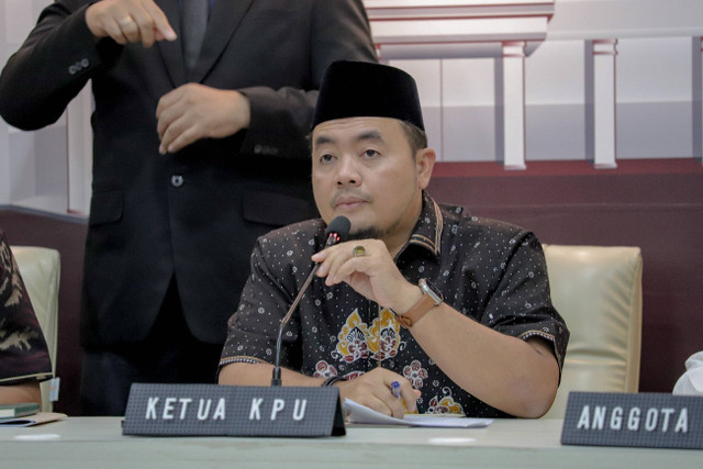 Pimpinan KPU Mochamad Afifudin didampingi sejumlah pimpinan KPU RI lainnya saat konferensi pers terkait pelaksanaan Pilkada Serentak 2024 di Kantor KPU Pusat, Jakarta, Jumat (29/11/2024). Foto: Jamal Ramadhan/kumparan