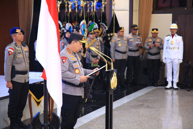 Kapolri Jenderal Listyo Sigit pimpin upacara kenaikan pangkat dan pati Polri di Gedung Rupatama Mabes Polri, Jumat (29/11). Foto: Dok. Divisi Humas Polri