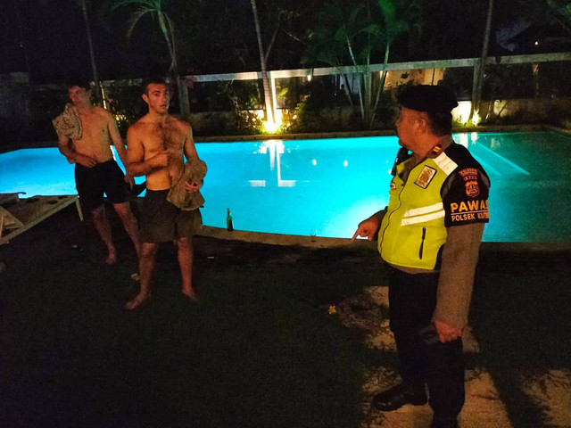 Polisi berada di lokasi kolam tempat Lowert berenang. Foto: Dok. Polresta Denpasar