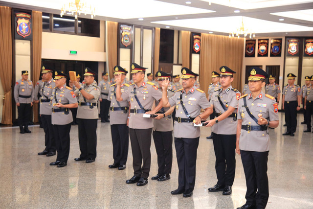 Suasana upacara kenaikan pangkat dan pati Polri di Gedung Rupatama Mabes Polri, Jumat (29/11). Foto: Dok. Divisi Humas Polri