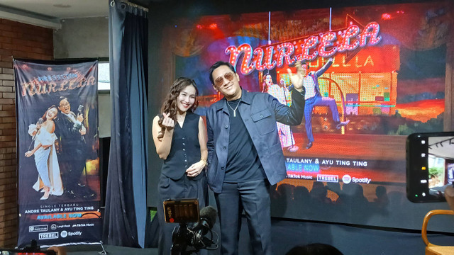 Pedangdut Ayu Ting Ting dan Andre Taulany meremake ulang lagu "Nurlela", Jumat (29/11). Lagu tersebut merupakan karya seniman lawas Indonesia, Bing Slamet, yang rilis pada 1956.  Foto: Vincentius Mario/kumparan