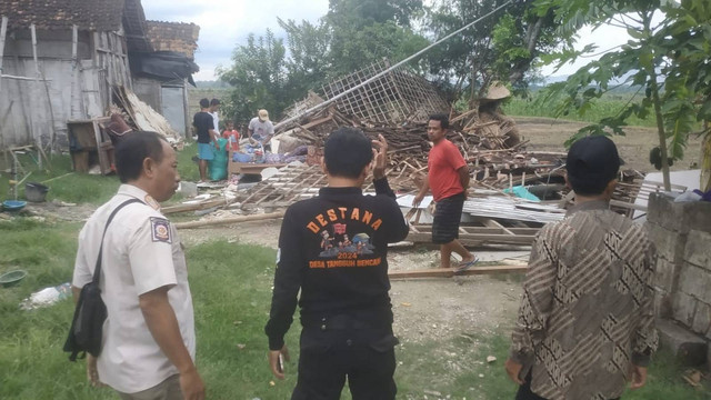 Kondisi rumah M Khoirul Anam (44) di Desa Bungur, Kecamatan Kanor, Kabupaten Bojonegoro, Jawa timur yang roboh diterjang angin kencang. Jumat (29/11/2024). (Aset: Istimewa)