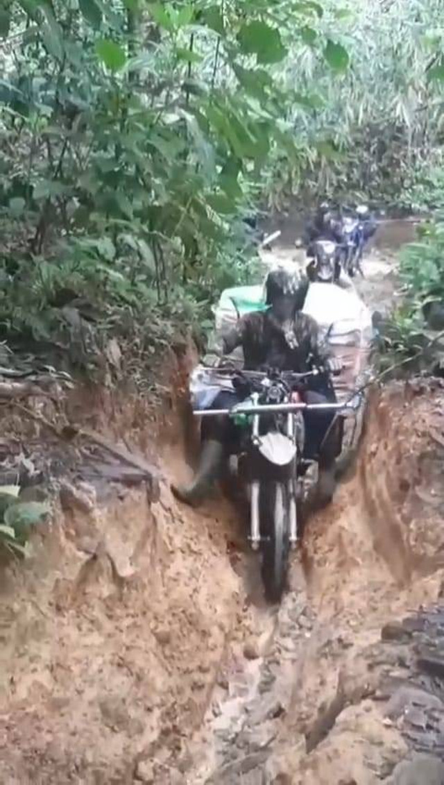 Petugas berjuang melewati medan yang sulit pengembalian logistik. Foto: Dok. Polres Sekadau