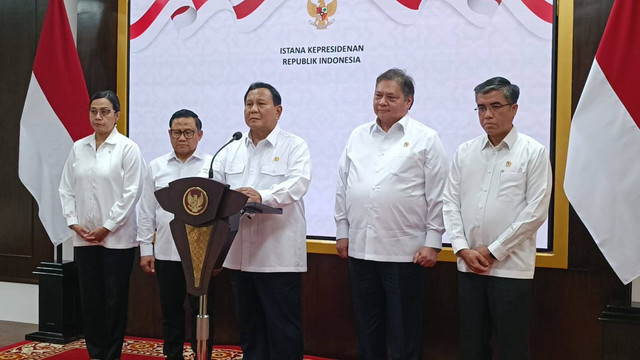 Presiden Republik Indonesia Prabowo Subianto mengumumkan kenaikan UMP 2024 di Kantor Presiden, Istana Negara, Jakarta Pusat, Jumat (29/11). Foto: Zamachsyari/kumparan