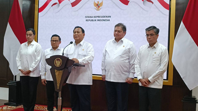 Presiden Republik Indonesia Prabowo Subianto mengumumkan kenaikan UMP 2024 di Kantor Presiden, Istana Negara, Jakarta Pusat, Jumat (29/11). Foto: Zamachsyari/kumparan