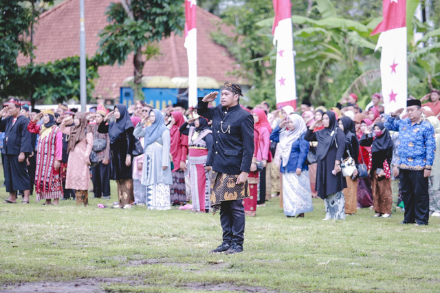 Pemkab Jember dalam menggelar upacara peringatan Hari Guru Nasional ke-30 di Lapangan Sukorambi, Jumat (29/11). Foto: Dok. Istimewa