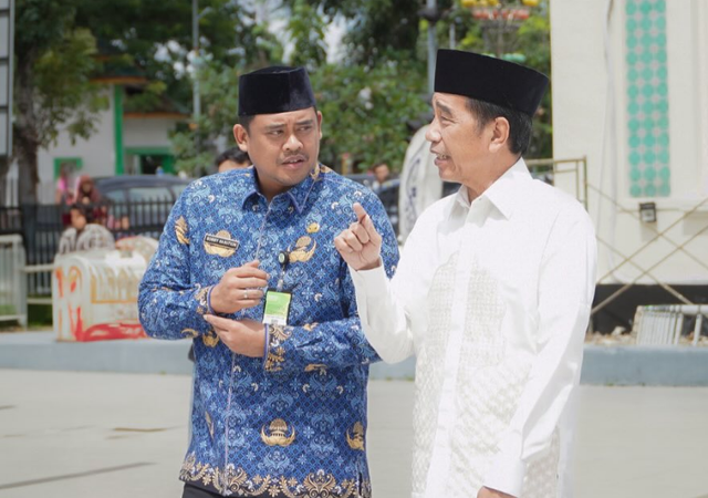 Bobby Nasution (kiri) berjalan bersama mertuanya, Jokowi, di Medan, 29 November 2024. Foto: Instagram/@bobbynst