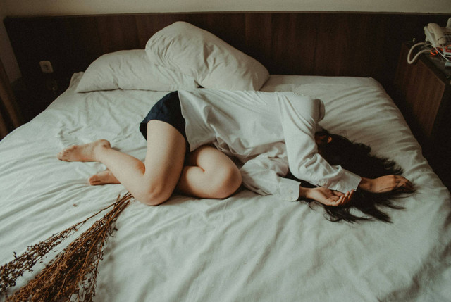 Sumber: https://unsplash.com/photos/woman-lying-on-bed-mSXMHkgRs8s?utm_content=creditShareLink&utm_medium=referral&utm_source=unsplash