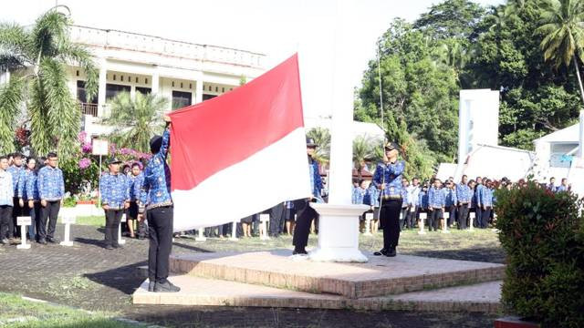 Upacara bendera dalam rangka memperingati HUT ke-53 Korpri di Kabupaten Sitaro, Sulawesi Utara.