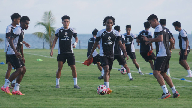 Pesepak bola Timnas Indonesia mengikuti latihan untuk persiapan Piala AFF 2024 di Bali United Training Center, Gianyar, Bali, Jumat (29/11/2024). Foto: ANTARA FOTO/Nyoman Hendra Wibowo