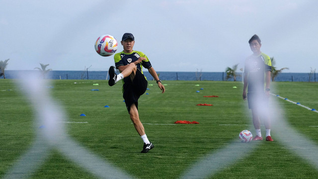 Pelatih Timnas Indonesia Shin Tae-yong menendang bola ke gawang di sela latihan persiapan Piala AFF 2024 di Bali United Training Center, Gianyar, Bali, Jumat (29/11/2024). Foto: ANTARA FOTO/Nyoman Hendra Wibowo