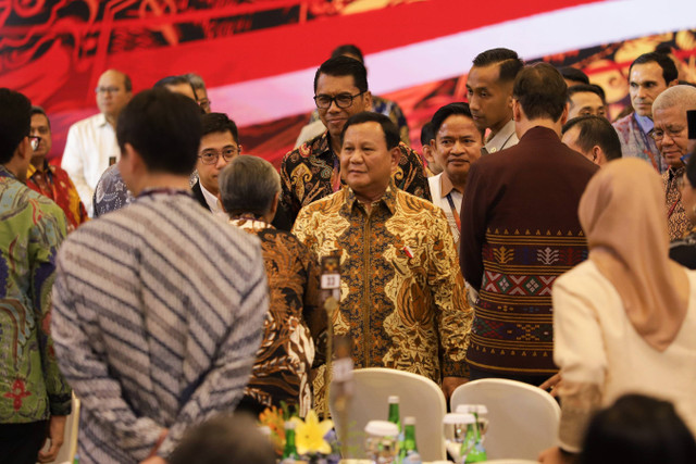 Presiden Prabowo Subianto menyapa tamu undangan pada acara Pertemuan Tahunan Bank Indonesia di Bank Indonesia, Jakarta, Jumat (29/11/2024). Foto: Jamal Ramadhan/kumparan