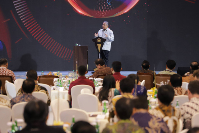 Gubernur Bank Indonesia Perry Warjiyo memberikan sambutan pada acara Pertemuan Tahunan Bank Indonesia di Bank Indonesia, Jakarta, Jumat (29/11/2024). Foto: Jamal Ramadhan/kumparan