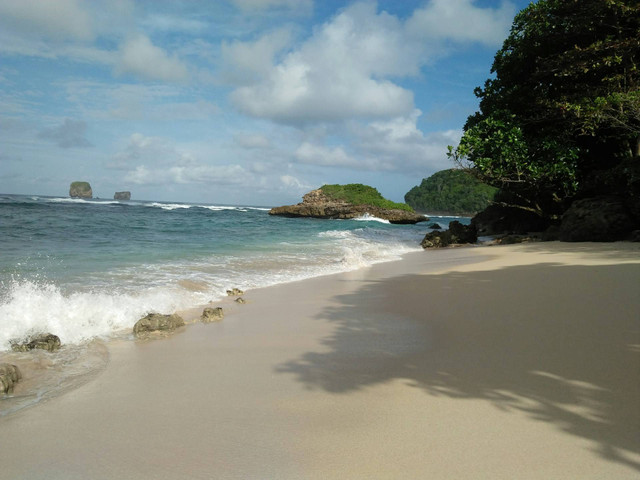 Pantai Watu Ulo. Foto hanya ilustrasi, bukan tempat sebenarnya. Sumber: Unsplash/Libra Axon