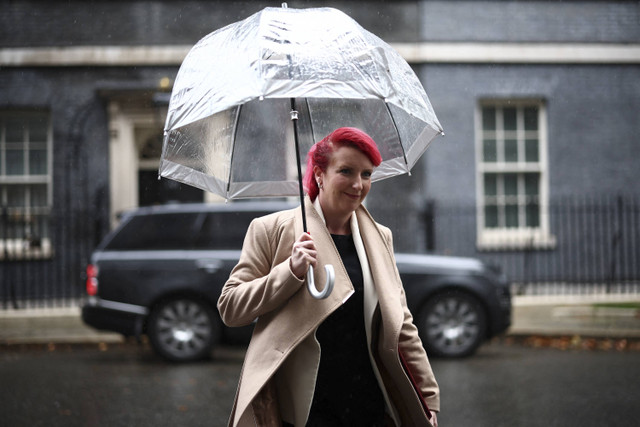 Menteri Transportasi Inggris Louise Haigh pergi setelah menghadiri rapat kabinet mingguan di 10 Downing Street di London pada 8 Oktober 2024. Foto: Henry Nicholls/AFP