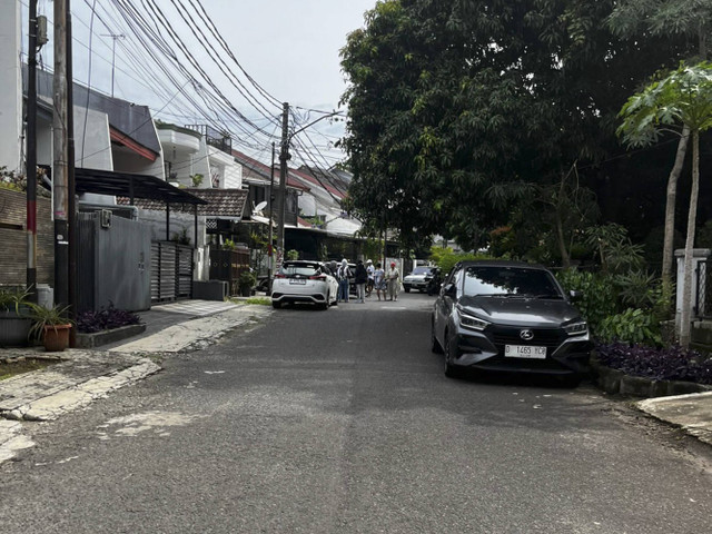 Suasana kompleks lokasi pembunuhan di Lebak Bulus, Cilandak, Jakarta Selatan. Foto: Rayyan Farhansyah/kumparan