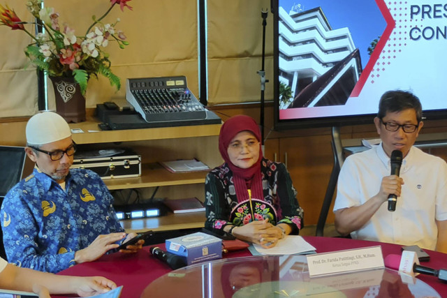 Ketua Satgas PPKS Unhas, Prof Farida Patitinggi (tengah) saat jumpa pers di Kampus Unhas Makassar. Foto: Dok. kumparan