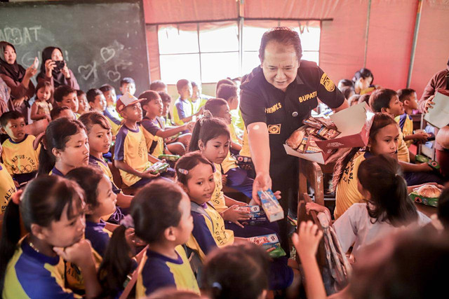 Bupati Jember, Hendy Siswanto ketika membagikan roti dan susu ke siswa SDN Plalangan yang gedung kelasnya ambruk. Dok. Foto: Humas. Pemkab Jember