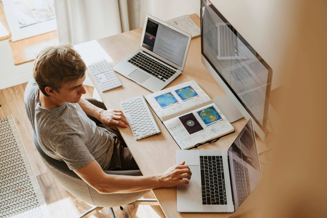 Seorang yang sedang bekerja dari rumah. Foto: Pexels.com