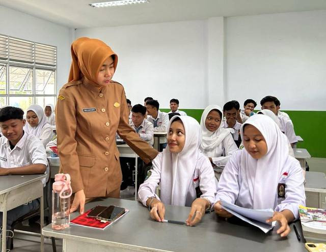 Kadisdikbud Provinsi Kalbar, Rita Hastarita saat berkunjung ke salah satu sekolah menengah atas di Pontianak. Foto; Dok. Hi!Pontianak