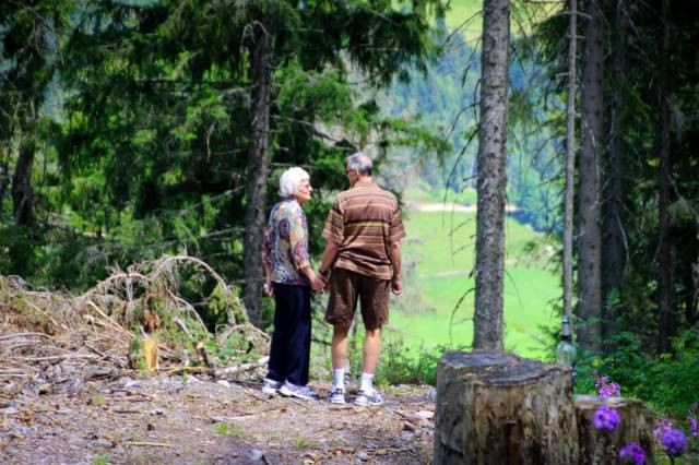 Foto oleh Magda Ehlers dari Pexels: https://www.pexels.com/photo/two-people-standing-in-forest-1307391/